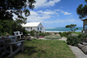 Charming rondavels 100 meters from sea
